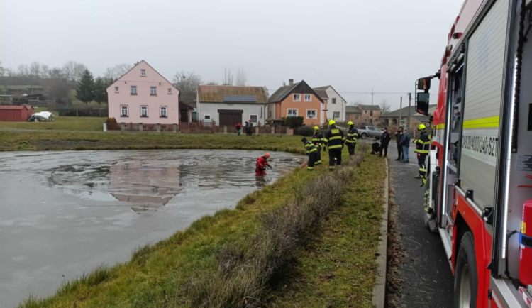 Auto sjelo v Pšově u Žlutic do rybníka, řidičce pomohl pohotový svědek.