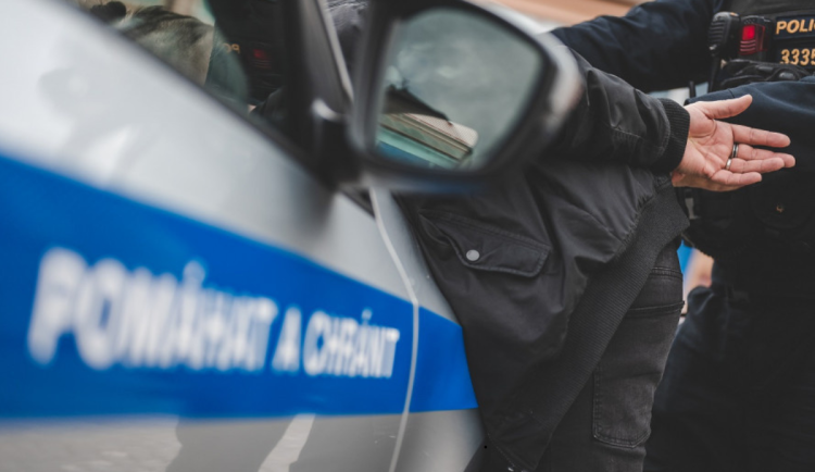 Před pár měsíci vylezl z vězení a hned úřadoval. Demoloval restauraci a vyhrožoval policistům