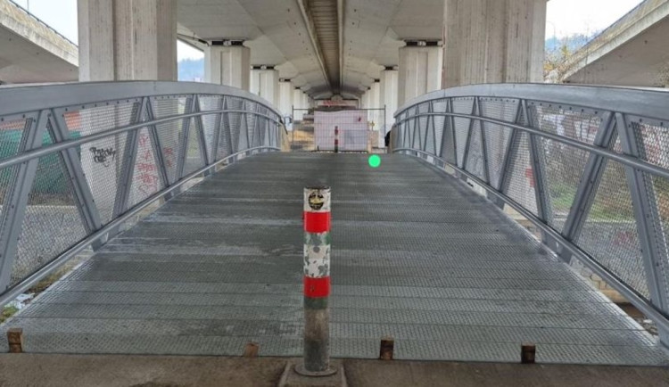 V Karlových Varech dokončili obnovu lávky na Cyklostezce Ohře.