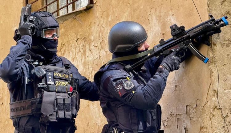 Obří úlovek. Celníci našli kilo kokainu, půl kila pervitinu, 20 kg konopí i zbraně