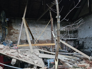 V Těšeticích u Bochova se zřítila boční stěna hospodářského stavení