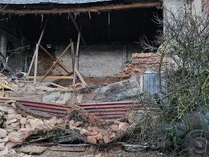 V Těšeticích u Bochova se zřítila boční stěna hospodářského stavení
