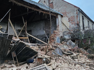 V Těšeticích u Bochova se zřítila boční stěna hospodářského stavení