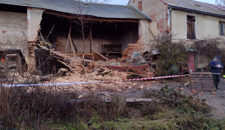 V Těšeticích u Bochova se zřítila boční stěna hospodářského stavení.