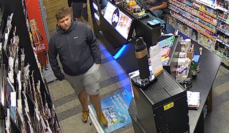 VIDEO: Mladík platil kradenou kartou, nakoupil si žvýkací tabák