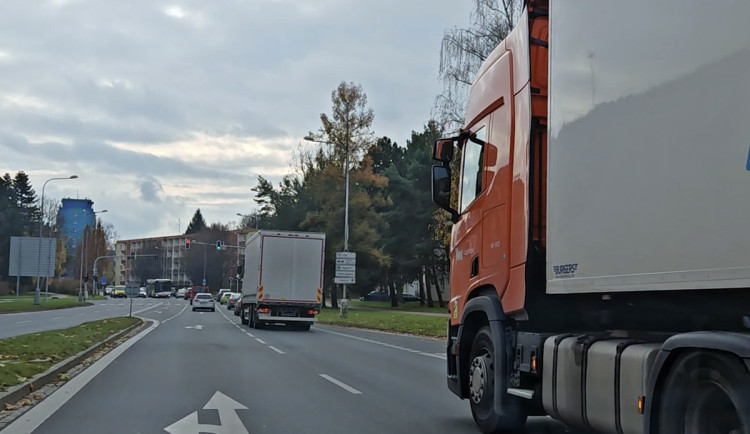 Kamiony mají na průtahu Olomoucí na rok zelenou. Konec zákazu odmítá město i místní