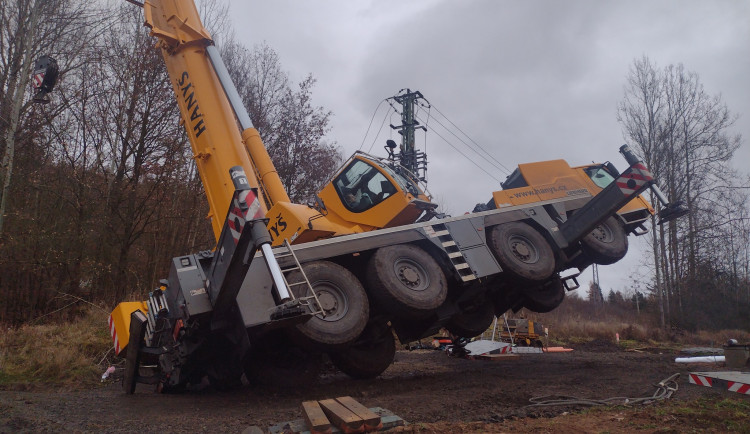V Radošově se převrátil autojeřáb, poškodil vedení a způsobil výpadek elektřiny.