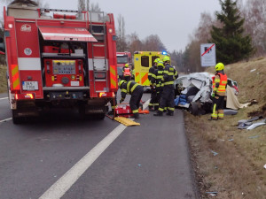 Nehoda kamionu a osobního auta u Olšových Vrat uzavřela silnici I/6