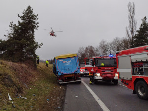 Nehoda kamionu a osobního auta u Olšových Vrat uzavřela silnici I/6