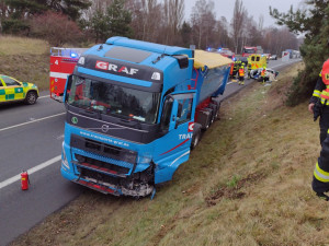 Nehoda kamionu a osobního auta u Olšových Vrat uzavřela silnici I/6