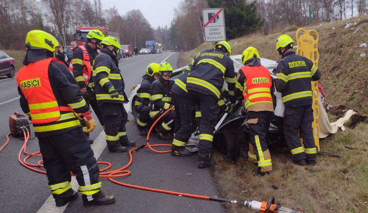 Nehoda kamionu a osobního auta u Olšových Vrat uzavřela silnici I/6.