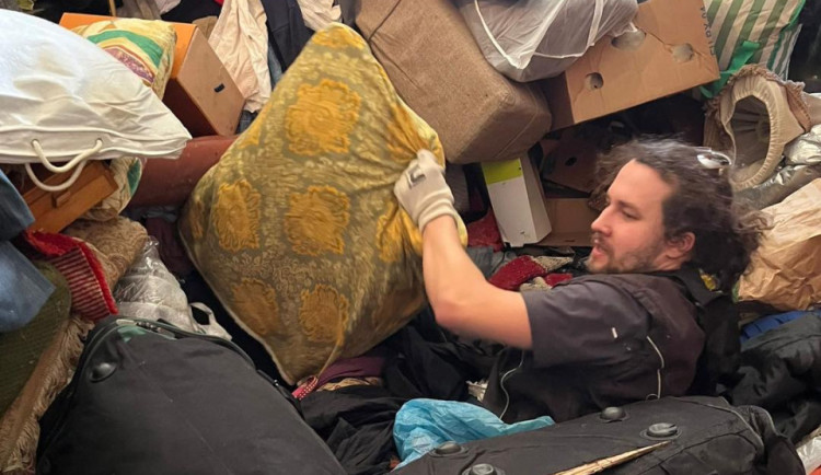 Dobrovolníci pomáhají lidem zavaleným odpadky. Rozbité auto jim ale práci překazilo