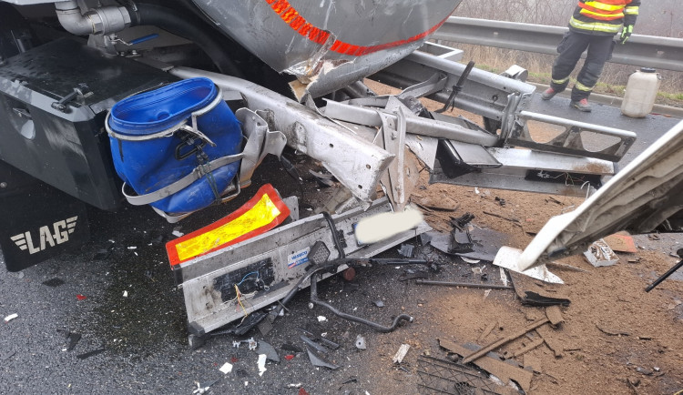 Na dálnici u Lipníku nad Bečvou havarovala dvě nákladní auta. Řidič zůstal zaklíněný v kabině