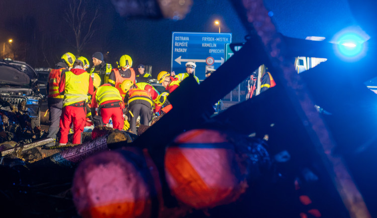 V nemocnici zemřel zraněný muž z dnešní vážné nehody na D56 u Paskova