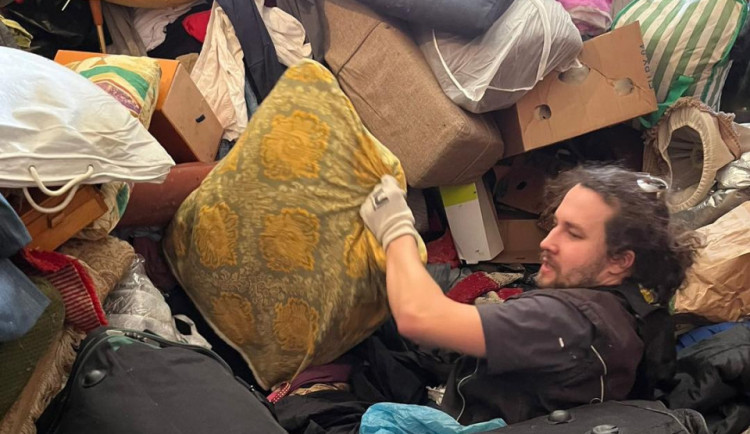 Dobrovolníci pomáhají lidem zavaleným odpadky. Rozbité auto jim ale práci překazilo