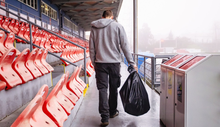 Fanoušek Zbrojovky dostal druhou šanci, hozenou petardu si u klubu odpracuje