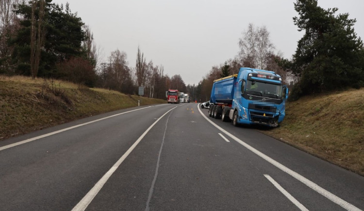 U Varů se srazilo osobní auto s nákladním, zraněného řidiče transportoval vrtulník.