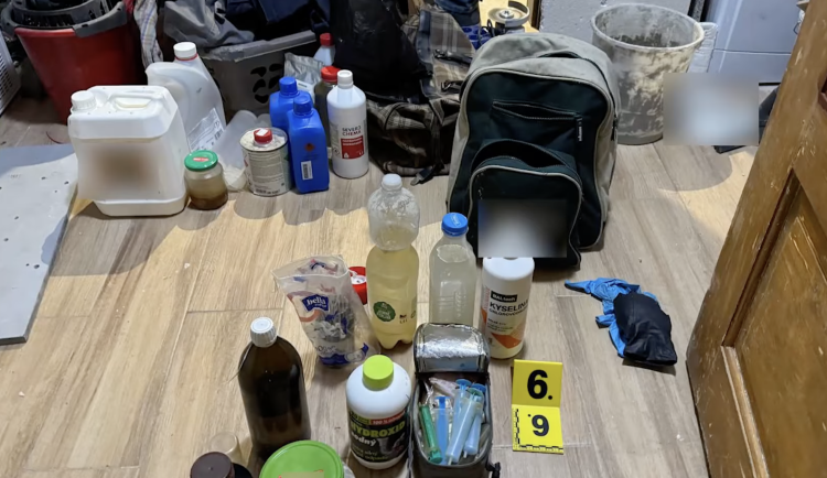 Kriminalisté odhalili varnu i dealera pervitinu v Kraslicích, muž skončil ve vazbě.