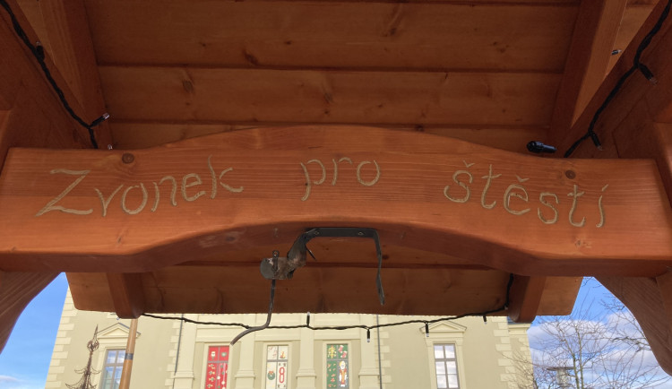 V Třešti někdo ukradl zvonek z vánoční zvoničky. Aby mu pracka upadla, říkají místní