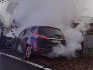 Auto narazilo v Černavě u Nejdku do domu, po nárazu začalo hořet