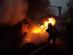 Auto narazilo v Černavě u Nejdku do domu, po nárazu začalo hořet