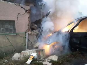 Auto narazilo v Černavě u Nejdku do domu, po nárazu začalo hořet