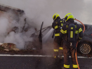 Auto narazilo v Černavě u Nejdku do domu, po nárazu začalo hořet