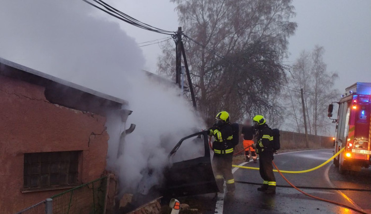 Auto narazilo v Černavě u Nejdku do domu, po nárazu začalo hořet.