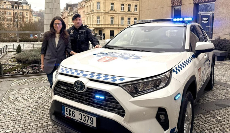 FOTO: Karlovarští strážníci mají nové vozidlo, je to hybridní Toyota RAV4. Foto: Se svolením MP Karlovy Vary
