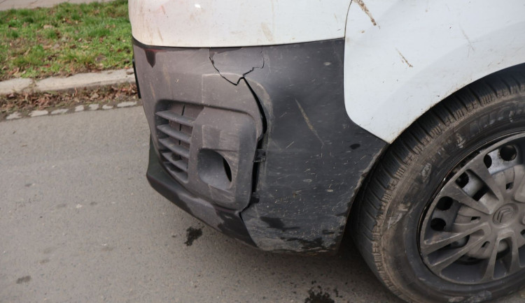 Opilý řidič měl v autě dvě malé děti bez autosedaček. U Krčmaně boural a ujel