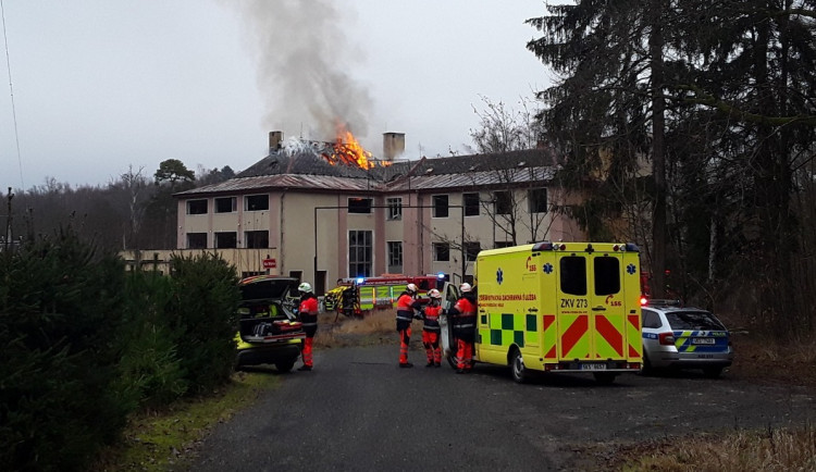 V Chebu hořel bývalý domov pro seniory, s plameny bojovali i hasiči z Německa. Foto: Se svolením HZS Karlovarského kraje