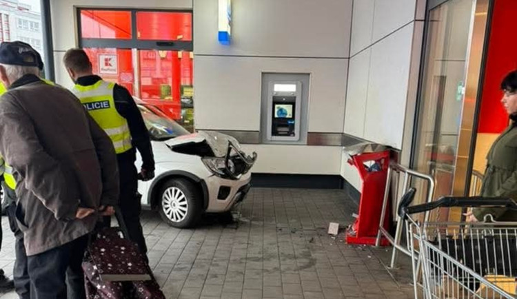 Řidič v Kalových Varech narazil do zdi Kauflandu, naštěstí nikoho nezranil