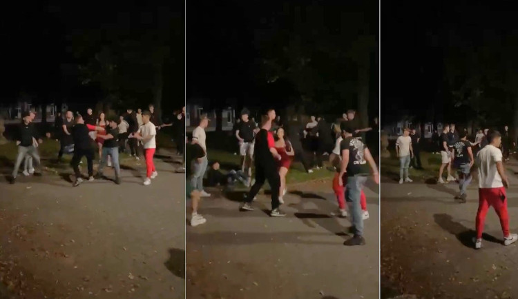 Hromadná bitka před kulturákem. Policie teď podle fotografií hledá aktéry i svědky