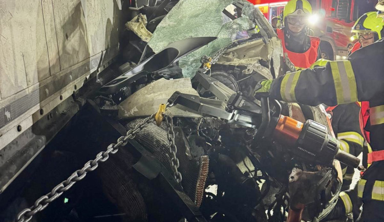 Vážná nehoda zastavila provoz na Pražském okruhu, řidiče museli vystříhat