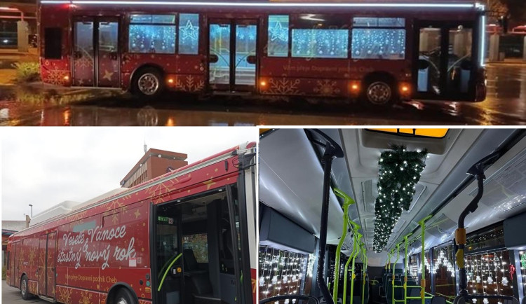 Ulicemi Chebu jezdí speciální vánočně vyzdobený autobus, má zpříjemnit advent. Foto: Se svolením města Cheb