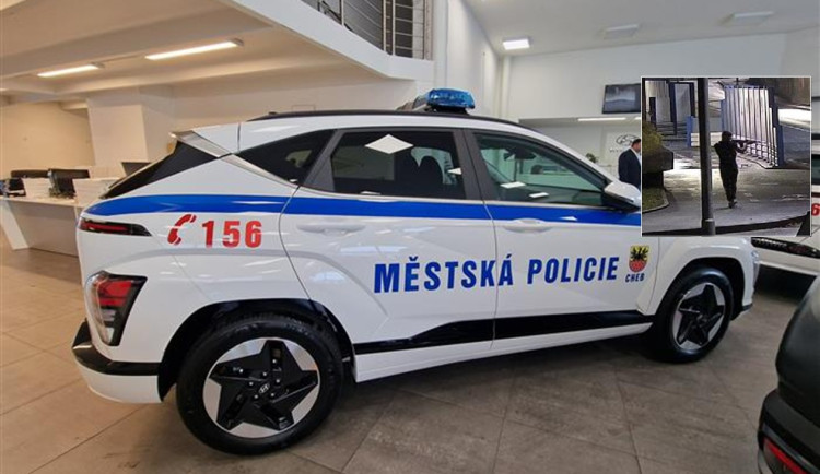 Muž v Chebu kolem sebe mířil dlouhou střelnou zbraní, to zalarmovalo strážníky. Foto: Se svolením města Cheb (2x)