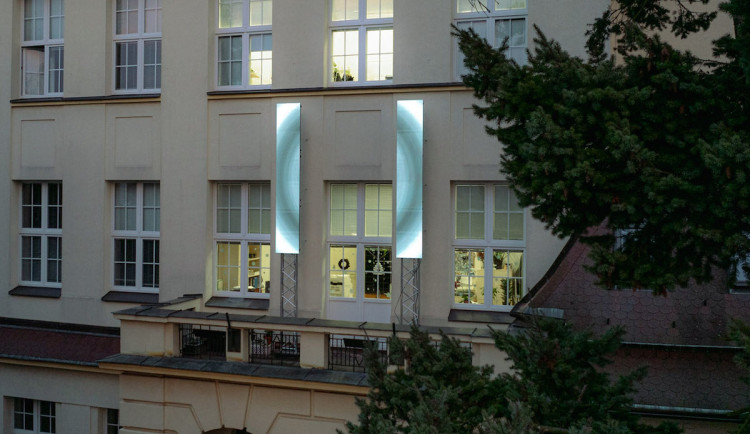 Spojení umění a vědy. Pulsar na univerzitní budově se díky hluku mění v pulzující obraz