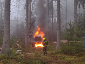 FOTO: Hasiče zaměstnával požár stroje na těžbu dřeva, škoda má být deset milionů