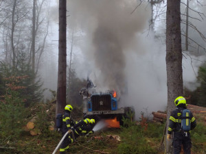 FOTO: Hasiče zaměstnával požár stroje na těžbu dřeva, škoda má být deset milionů