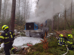 FOTO: Hasiče zaměstnával požár stroje na těžbu dřeva, škoda má být deset milionů