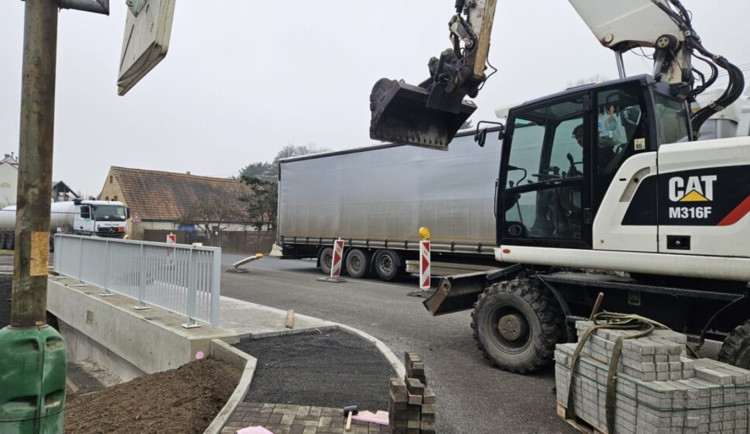 Předčasný vánoční dárek. Po mostě ve Stráži nad Ohří řidiči opět jezdí bez omezení. Foto: Se svolením Ředitelství silnic a dálnic