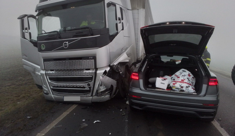 Hlavní tah z Prahy na Karlovy Vary zablokovala nehoda, silnice už je průjezdná. Foto: Se svolením HZS Karlovarského kraje