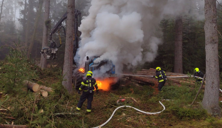 FOTO: Hasiče zaměstnával požár stroje na těžbu dřeva, škoda má být deset milionů. Foto: Se svolením HZS Karlovarského kraje