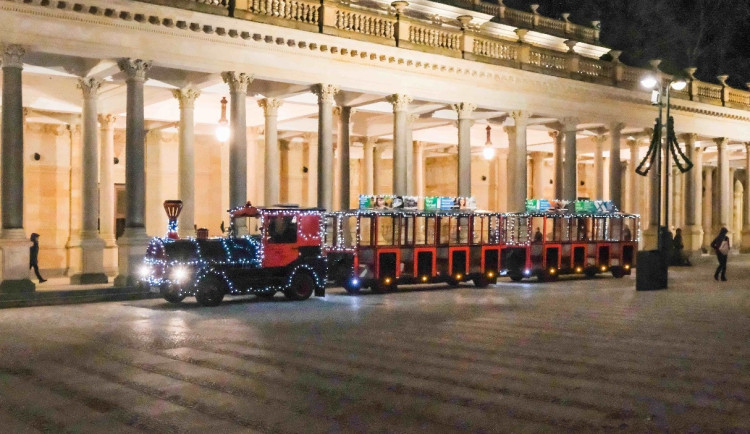Karlovými Vary jezdí vánoční vláček, děti do pěti let vozí zdarma. Foto: Se svolením Dopravního podniku Karlovy Vary