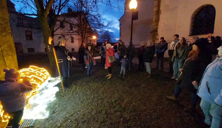 VIDEO: Jihlavou prochází ponocný, troubí na volský roh a vypráví o vánoční době