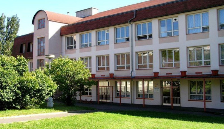 Gymnázium Ostrov je Fakultní škola Přírodovědecké fakulty Univerzity Karlovy