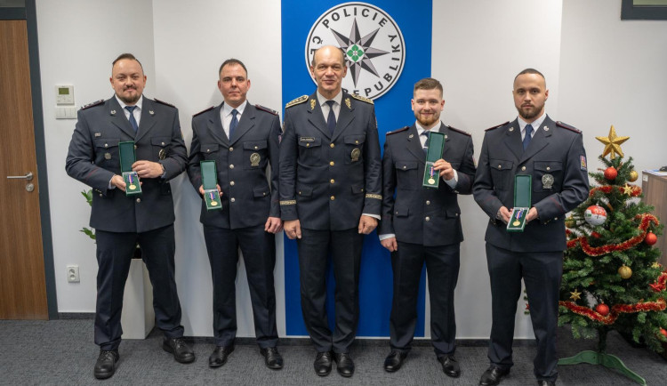 Policisté zasahovali při požáru v domově pro seniory, dostali medaili za statečnost. Foto: Se svolením Policie ČR