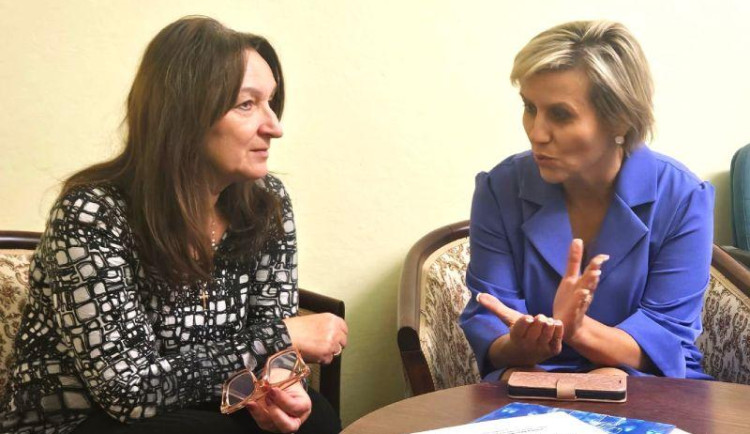 Ludmila Vocelková (vlevo) v rozhovoru s Janou Mračkovou Vildumetzovou. Foto: Se svolením Karlovarského kraje