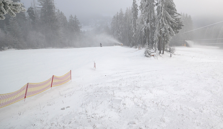 Sněhová děla na šumavském Špičáku chrlí díky mrazu umělý sníh. Lyžařů zatím moc není