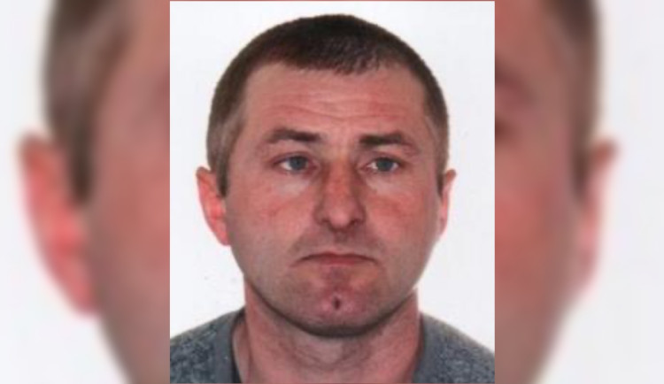 Cizinec se doma pohádal a odešel jen v teplácích a pantoflích. Pátrá po něm dron i pes